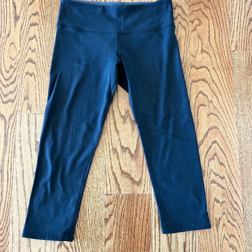 FINAL SALE! Lululemon reversible black and gray cropped leggings, GUC! Size 6